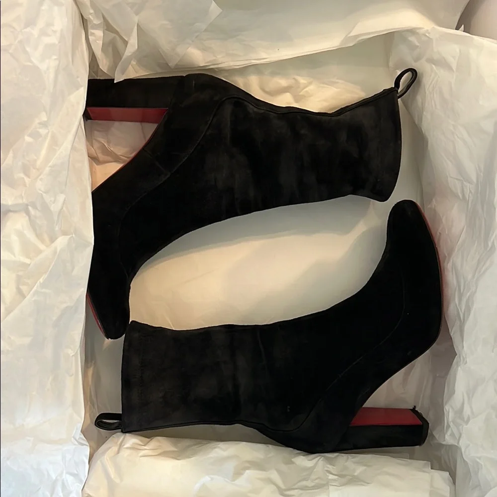 Elegant Black Women's Boots - Picture 2 of 16